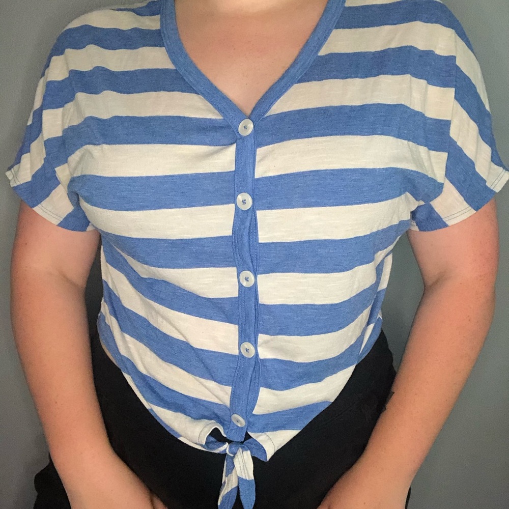 So cropped blue crop button tee